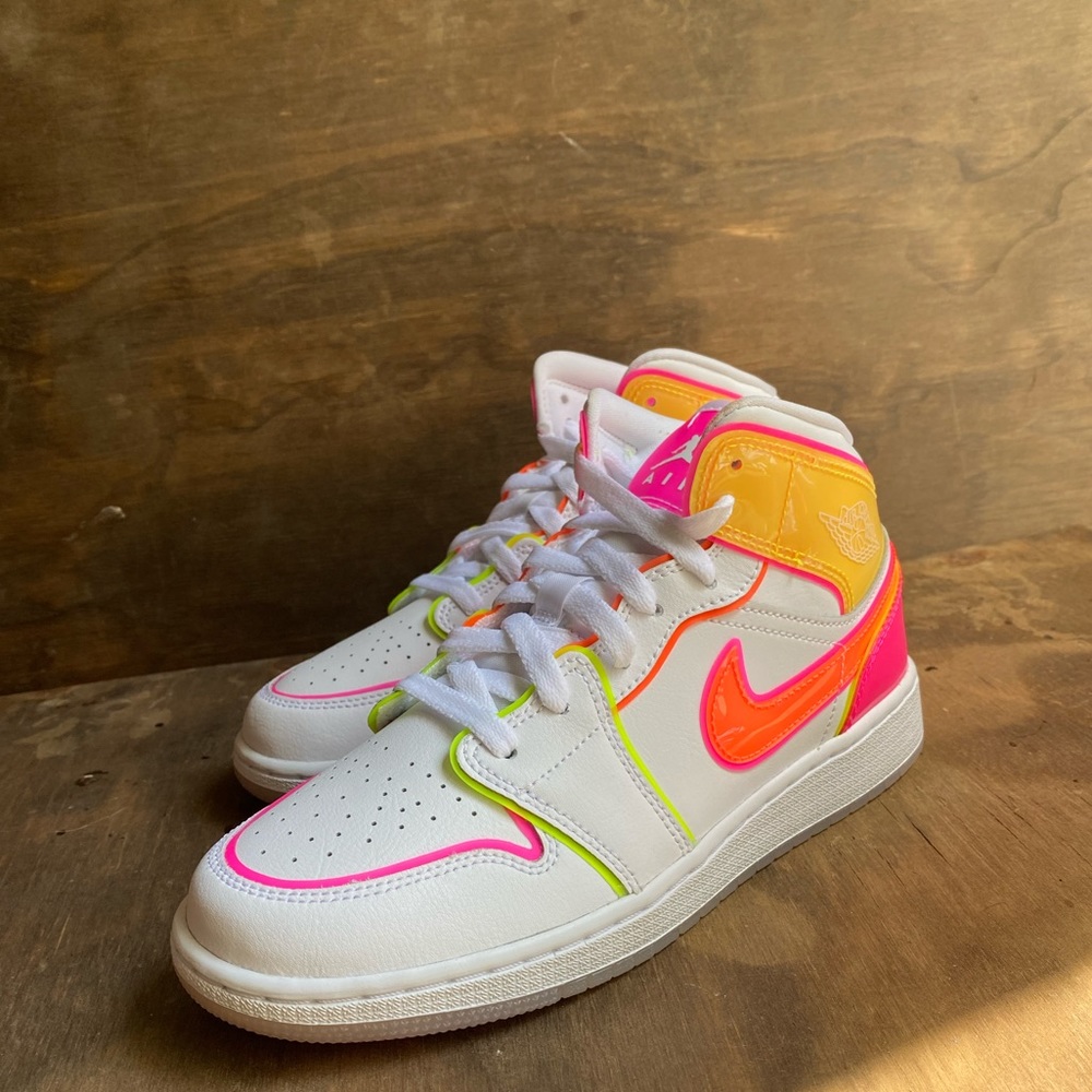 Air Jordan 1 mid edge glow gs